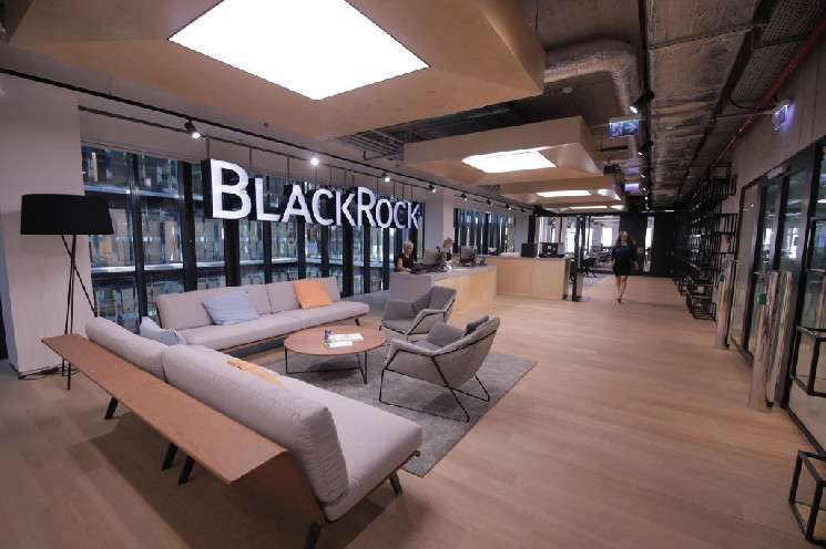 В BlackRock посоветовали инвесторам вкладывать в паи корпоративного биткоин-ETF