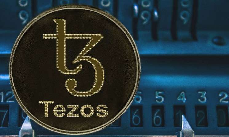 Почему Tezos (XTZ) снизился на 51% по сравнению с годовым максимумом